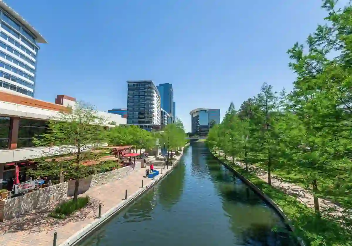 The_Woodlands_Waterway_at_Waterway_Avenue_Bridge_scaled_4701d510-b052-47f8-b5ac-8faf1ee9d496